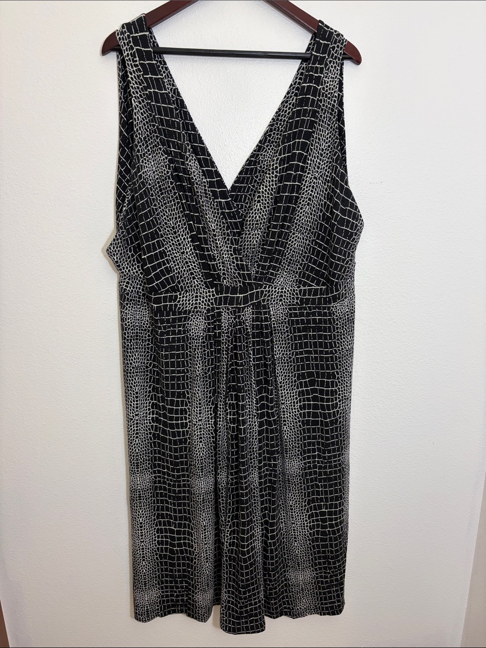 Tart Black & White V-Neck Sleeveless Plus Size Dress